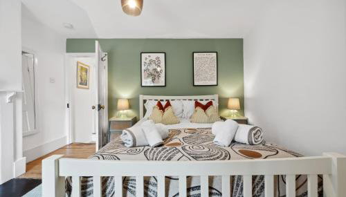 2-Bedroom Stylish & Gorgeous, Cosy Westgate Cottage Retreat, Central Winchester, Free On-Street Parking Permit, with Garden, Close to Cathedral - Sleeps 6, Pets are Welcome - by Blue Puffin Stays - Foto 1, towels