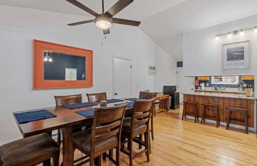 Tranquil 3BR Retreat Game Room Deck Beach Pass - Foto 10