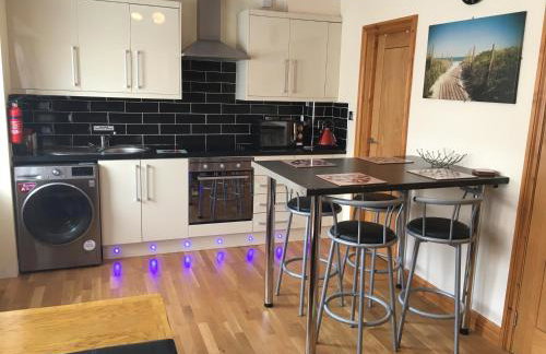 Ground floor 2 bed apartment in central location with private access to 7 miles of sandy beach (sleeps 4) - Foto 1