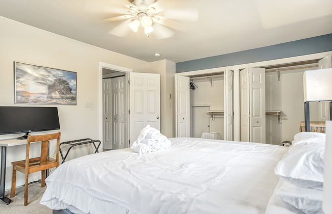 2BR Central Location Big Backyard & Dog Friendly! - Photo 8