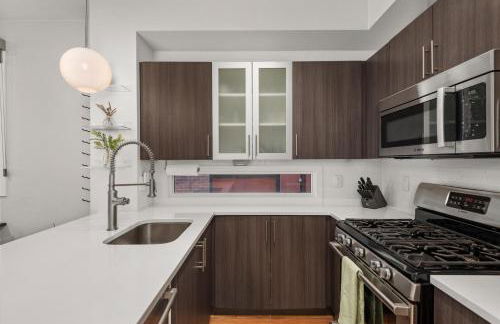 Walkable Rooftop Retreat 2BR, Workspace & BBQ - Foto 14