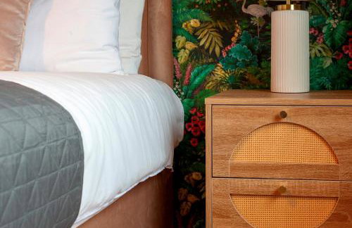 Pass the Keys Spacious and modern house with Free Parking - Photo 36