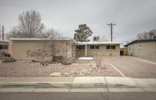 Pitt Paradise Pet Friendly Oasis - An Irvie Home - Photo 1