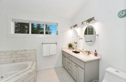 Lakefront Escape with Fire Pit and Views - Foto 13