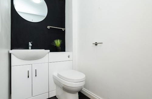 3 Bed House with Driveway- by Holiday Homes - Foto 23