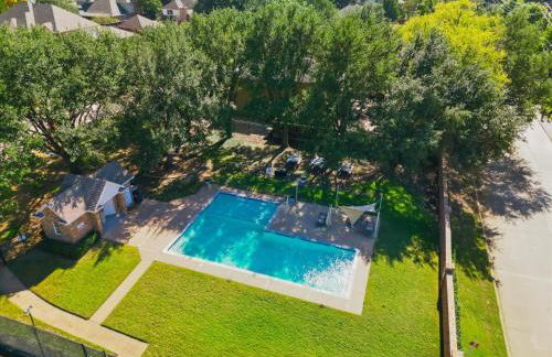 4BR w Pool Cinema Room, Mini Golf & EV - Photo 46