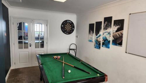 5Bed House with Games Room & Slide! Fast WiFI & FREE Parking - Photo 3