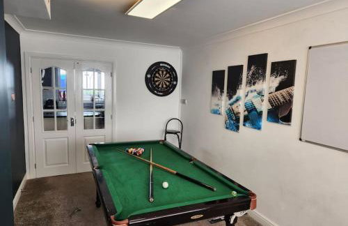 5Bed House with Games Room & Slide! Fast WiFI & FREE Parking - Photo 3