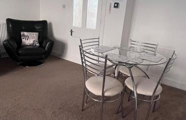 Spacious 2 bedroom flat nearby train and bus station - Foto 2