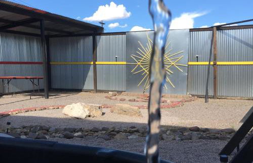 SPACE CASTLE: a 1950s Gas Station transformed into an Art Themed Wonderland - Foto 42