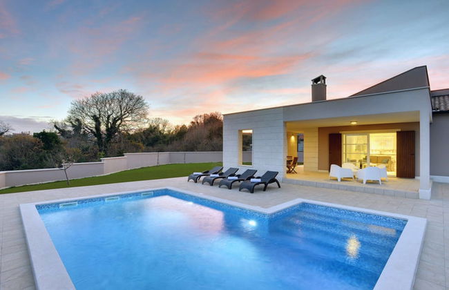 Modern Villa Histria With Pool and View - Photo 16