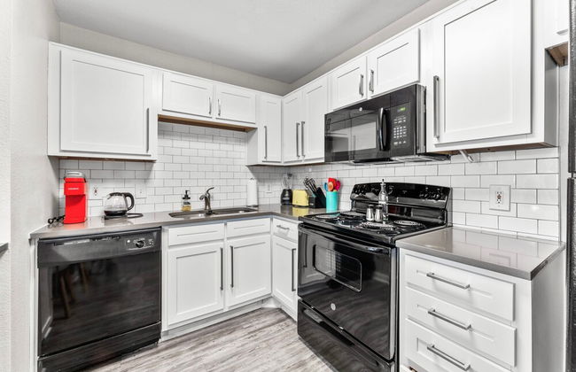 Cozy Chic 2BR King Suite w Gym Pool Close to DT - Foto 10