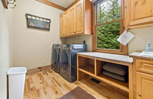 Lakefront Retreat Luxury Home with Private Dock - Photo 26