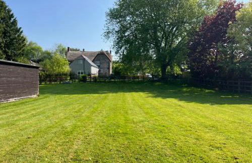Stylish 1-bed Cottage Escape in Piddlehinton - Photo 23
