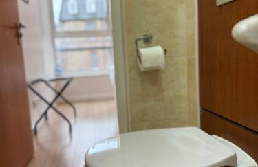 Holyrood Apartment with parking & lift access - Photo 10