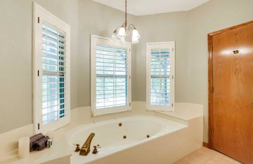 Spacious Home on Beaver Lake with Deck and Fire Pit! - Foto 15