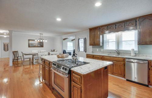 Spacious Fishing Getaway by Lake Guntersville! - Foto 12