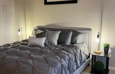 Uptown Townhouse Studio Apartment -WiFi-10 min walk to Spectrum Center - Foto 1