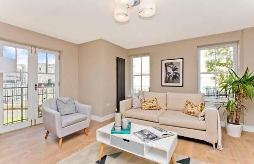 Modern Central 2 Bed Apartment with Parking - Foto 1