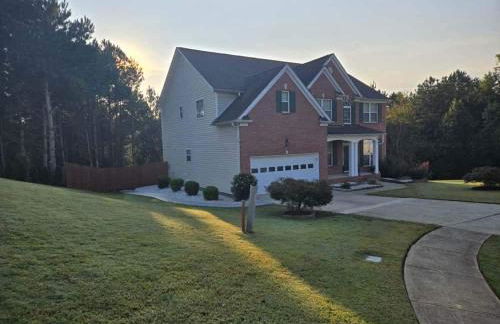 This luxury basement is the perfect getaway - Foto 8