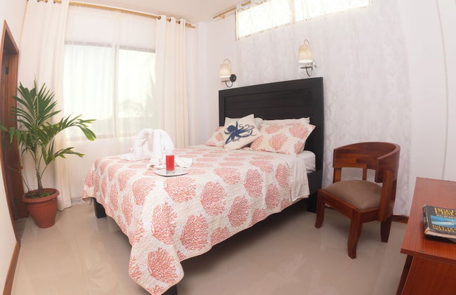 Galapagos and Beyond - Photo 4