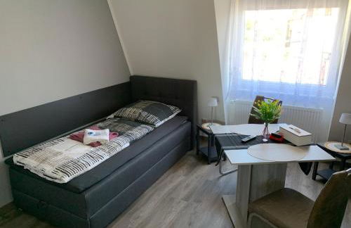 -Fewo Benz- Exklusive Ferienwohnung im Stadtzentrum von Wittenberge Modernes Ambiente, 3 Einzelzimmer für bis zu 6 Gäste - voll ausgestattet mit Waipu-TV und High-Speed-WLAN Bettwäsche und Handtücher inklusive! - Foto 10