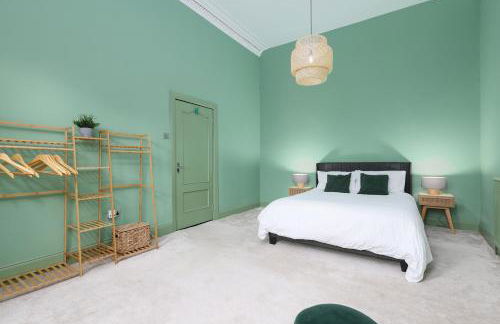 Extravagant 6 Bed Victorian Townhouse with Hot Tub - Photo 62