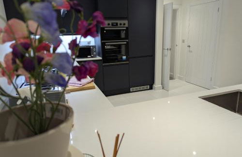 Large 4 Bed Hse, Sleeps 7, 3 BTH, Drive PRKG-4 Cars, M4-A329, Shinfield Studios, 10mins, Reading, Ascot & Legoland 20mins, Film Crew, Contractor & Family Friendly - Foto 16