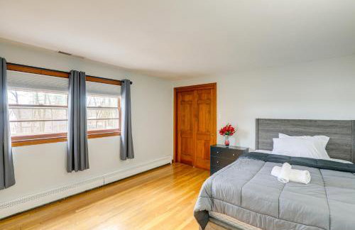 Peek-a-Boo Lake Views and Yard Windham Home - Foto 18