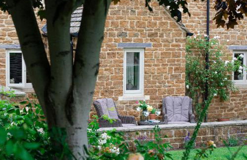 Climbing Rose Cottage - Dog Friendly - Peaceful Cotswold Cottage - Photo 2