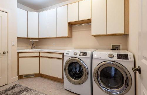 Luxurious 4BR Retreat - Pool Table & Chic Amenities - Photo 39