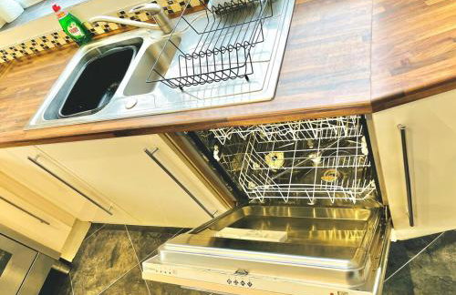 Lovely 4-bed home sleeps 8 Nr Bolton Stadium & M61 - Photo 42