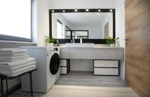 CASA8070 - Exklusive große Maisonette-Wohnung 91 qm für Familien, Gruppen, Geschäftsreisende, inklusive Parkplatz, WLAN, Kaffee und Tee, voll ausgestattet für 1 bis 9 Personen, zentrumsnah an der Autobahn A9 Ingolstadt-Süd - Photo 4