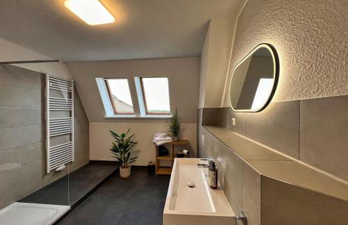 Helle großzügige Dachgeschoss Wohnung I Parkplatz I Schloss Blick #Cosiness Company - Foto 30