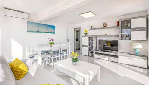 Stunning Apartment In El Campello - Photo 5