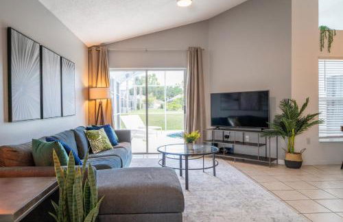 Stylish Villa Retreat with Pool - Photo 9