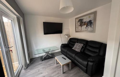 Modern 3- Bed Holiday Home - Private Parking Sleeps 10- 2 Min M62 - Foto 14