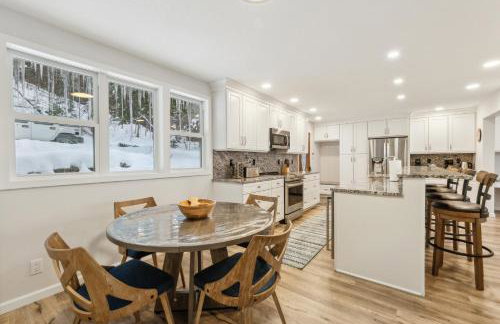 Beautiful Torch Lake House with Beach Access home - Foto 33