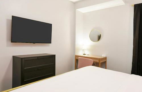 HostWise Stays - 2 King Beds, Free Street Parking, North Side Gem - Foto 4