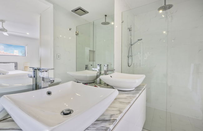 Essence House - 4 Bedroom Holiday Home - Photo 11