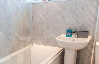 2 Bedroom Apartment Denton, suitable for professionals needing a peaceful work environment - Foto 23