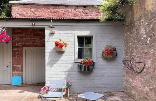 Reidochie Stables luxury haven overlooking garden - Photo 7