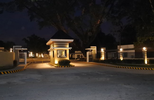 Aurora Villas and Cabin Resort - Photo 40