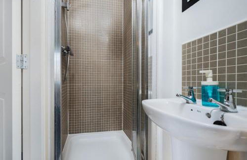 Cosy 4-Bed House l Garden l Free Parking l WiFi l Specious l Hosted by The Cosy Corner Nationwide - Foto 49