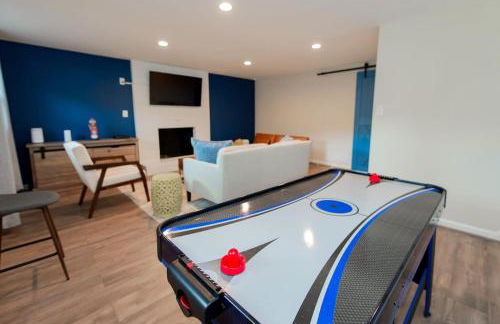 5 bedrooms with 4 Full Bath Fire Pit BBQ and Plush Amen on 1 2 acre - Photo 4