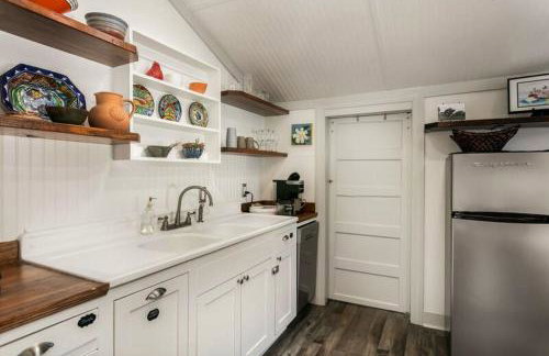 Creole Cottage - 2 Bed, 1 Bath, Pet Friendly with Fee, Walk to Downtown, Grill, Washer & Dryer - Foto 60