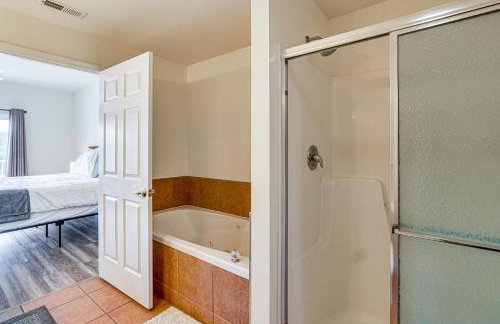 Lakefront Osage Beach Condo: Dock Your Boat Here! - Foto 17