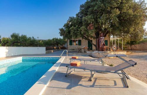 Villa Dubrava Peaceful Getaway in an Olive Grove with Heated Pool - Foto 37