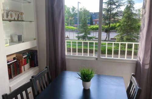 Luninoso y práctico apartamento en el centro con amplio parking incluido - Photo 4