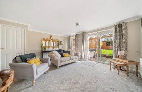 3BR Home with Hot Tub and Garden - Foto 8